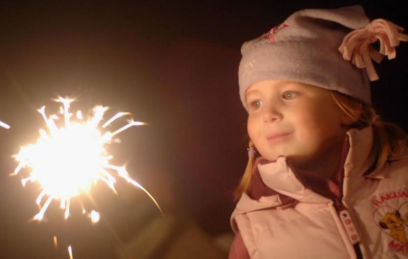 Ура, каникулы! Пиротехника, которую можно запускать с детьми - Верхнеуральск | verhneuralsk.salutsklad.ru
